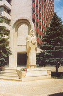 The statue to Metropolit Petru Movila